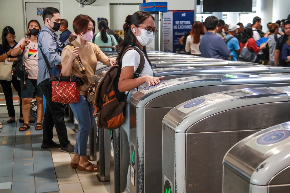 Passengers arrive at the Metro Rail Transit-3 (MRT-3) North Avenue Station on November 6, 2023. Jonathan Cellona, ABS-CBN News/File.