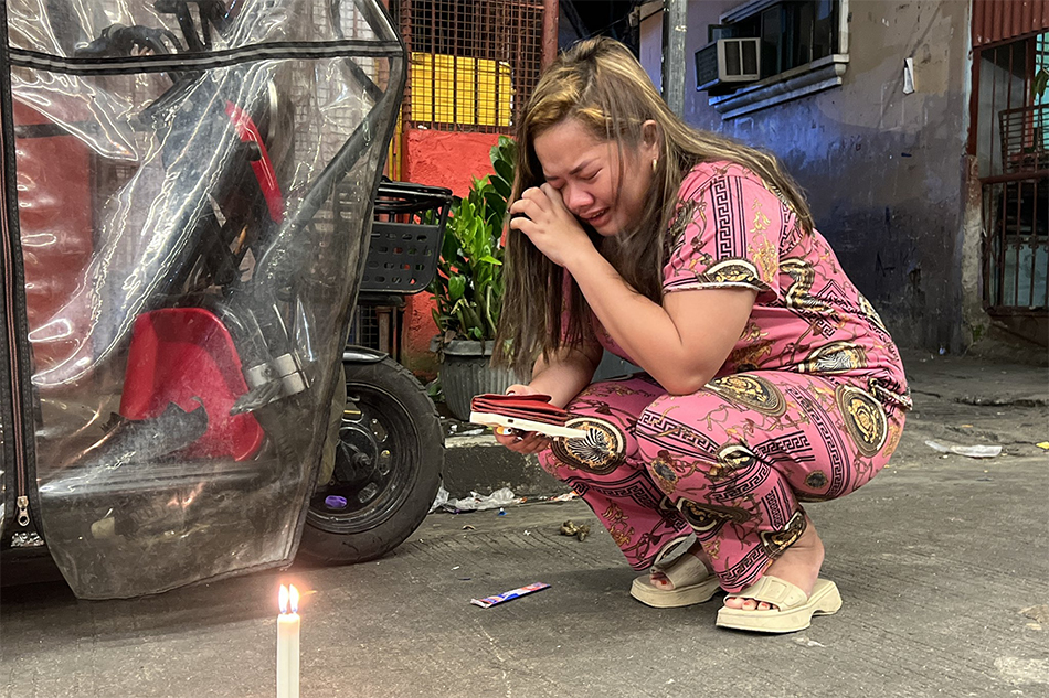Nagtirik ng kandila ang kaanak ni Molan Villamor, ang lalaking nasawi matapos gulpihin nitong December 25 sa Sampaloc, Maynila. Karen De Guzman, ABS-CBN News