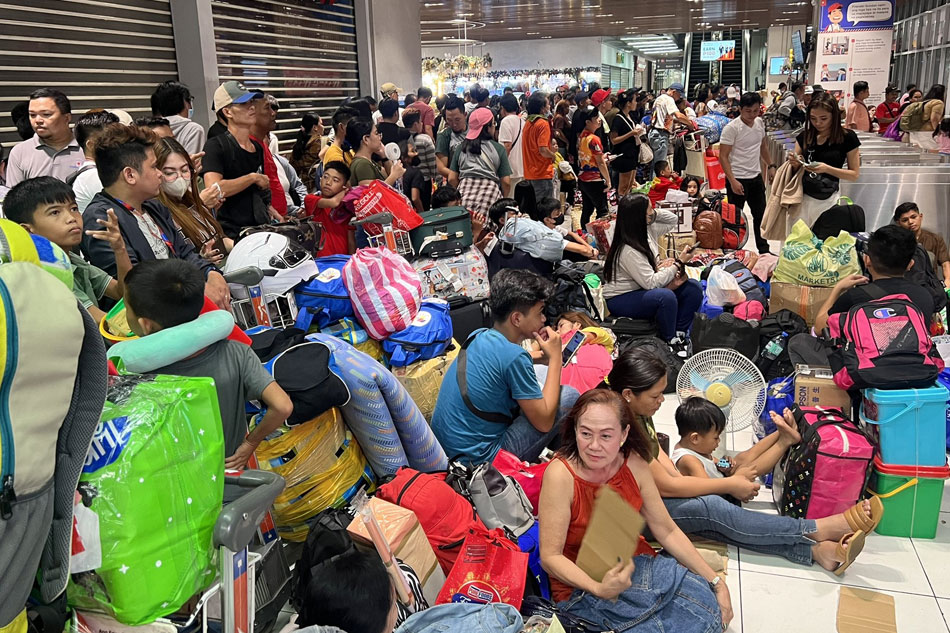 Mga pasaherong naghihintay ng biyahe sa Parañaque Integrated Terminal Exchange (PITX). Karen De Guzman, ABS-CBN News