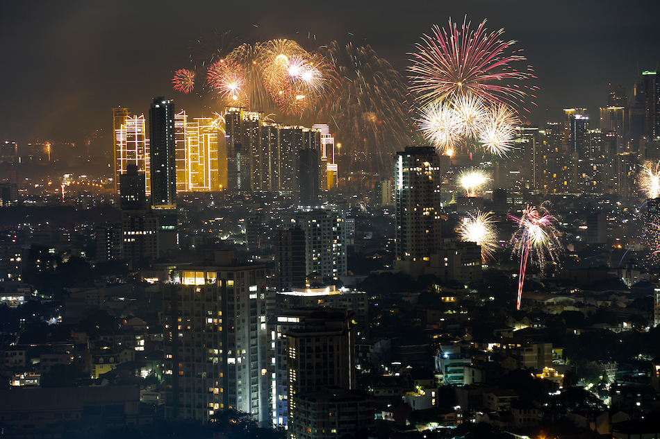 Fireworks light up the Makati-Mandaluyong skyline as Filipinos welcome the New Year as seen from Barangay Kaunlaran, Quezon City on January 1, 2023. Local government units were urged to set up community fireworks display to lessen injuries and address the health hazards of firecracker use. Gigie Cruz, ABS-CBN News