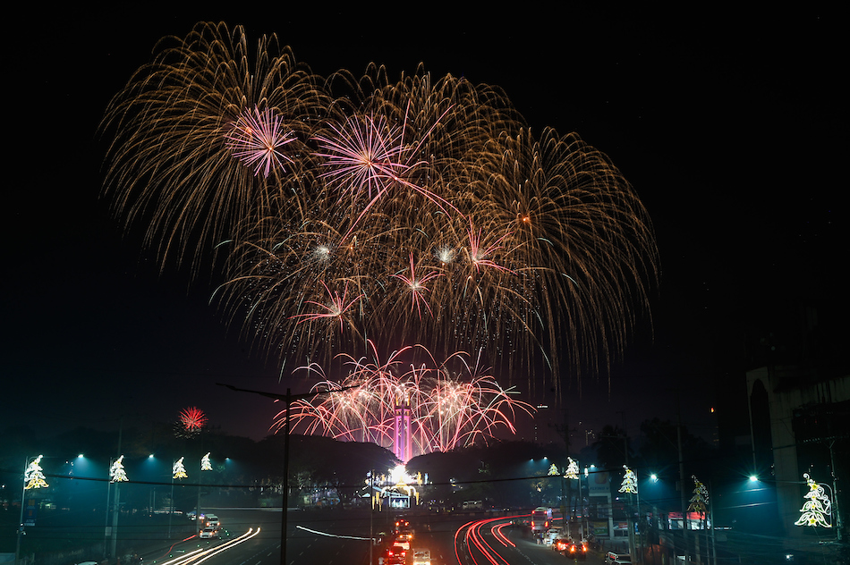 A fireworks display, lasting 10 minutes, lights up the sky during the New Year’s eve celebration at the Quezon Memorial Circle. Maria Tan, ABS-CBN News