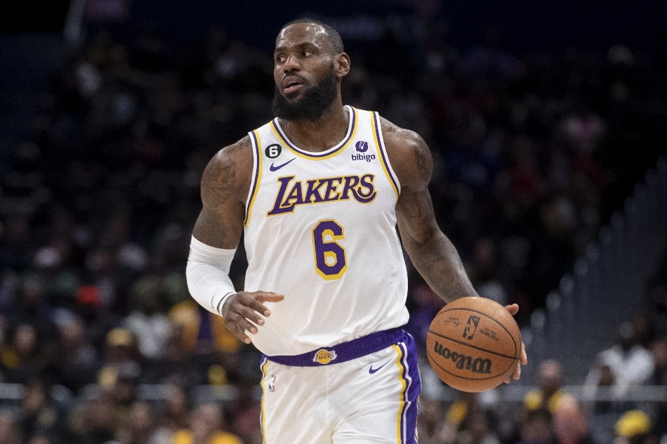 Los Angeles Lakers forward LeBron James dribbles during the first half of the NBA basketball game between the Los Angeles Lakers and Washington Wizards, at Capital One Arena in Washington, DC, USA, 04 December 2022. Michael Reynolds, EPA-EFE