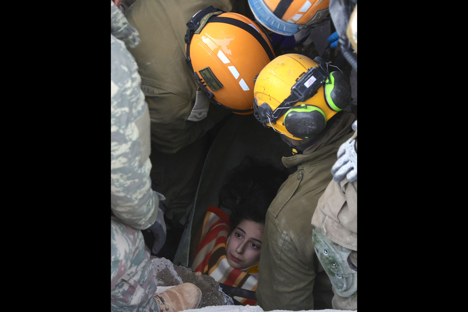 Israeli army and Turkish rescue team members pull a 14-year-old girl alive out of the rubble of a collapsed building, in the aftermath of a powerful earthquake in Kahramanmaras, southeastern Turkey, 09 February 2023. EPA-EFE/ABIR SULTAN