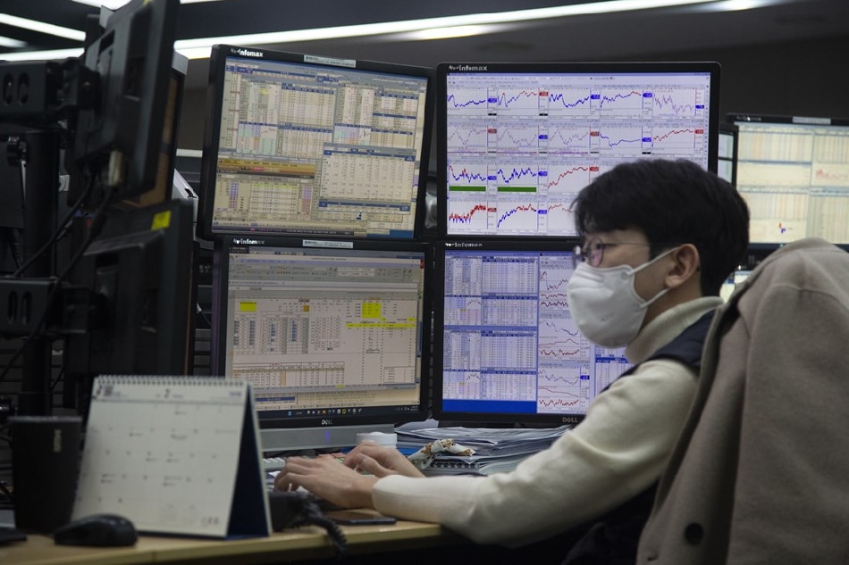 A South Korean trader works in trader room at the Hana Bank in Seoul, South Korea, 13 February 2023. The benchmark South Korea Composite Stock Price Index (KOSPI) fell 17.03 points, or 0.69 percent, to close at 2,452.70 as investors remain cautious ahead of the release of the United States' key inflation data this week. EPA-EFE/JEON HEON-KYUN/FILE