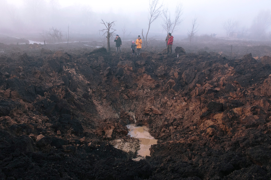 Locals gather around a shelling crater after a rocket hit the Pisochyn neighborhood outside Kharkiv, Ukraine, 09 March 2023. Ukrainian authorities said on 09 March that Russia fired 81 missiles across the country targeting critical infrastructure and residential buildings. The country's Defense Ministry confirmed that 34 cruise missiles were shot down. According to Ukraine's nuclear operator Energoatom, the Zaporizhzhia nuclear power plant (NPP) lost power as a result of the missile attacks, and was running on diesel generators. EPA-EFE/PAVLO PAKHOMENKO