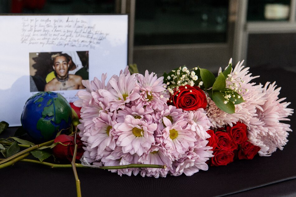 Fans leave flowers and art outside the XXXTentacion Funeral & Fan Memorialat BB&T Center on June 27, 2018 in Sunrise, Florida. Jason Koerner, AFP
