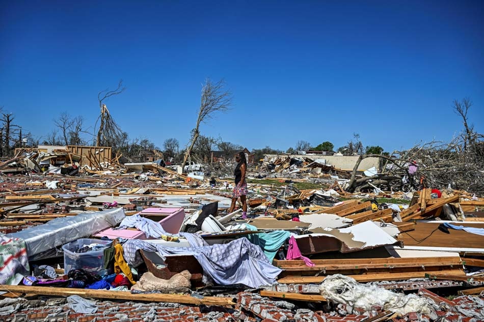 Destructive tornado hits Mississippi