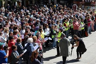 Thousands sing for peace in war-torn Ukraine
