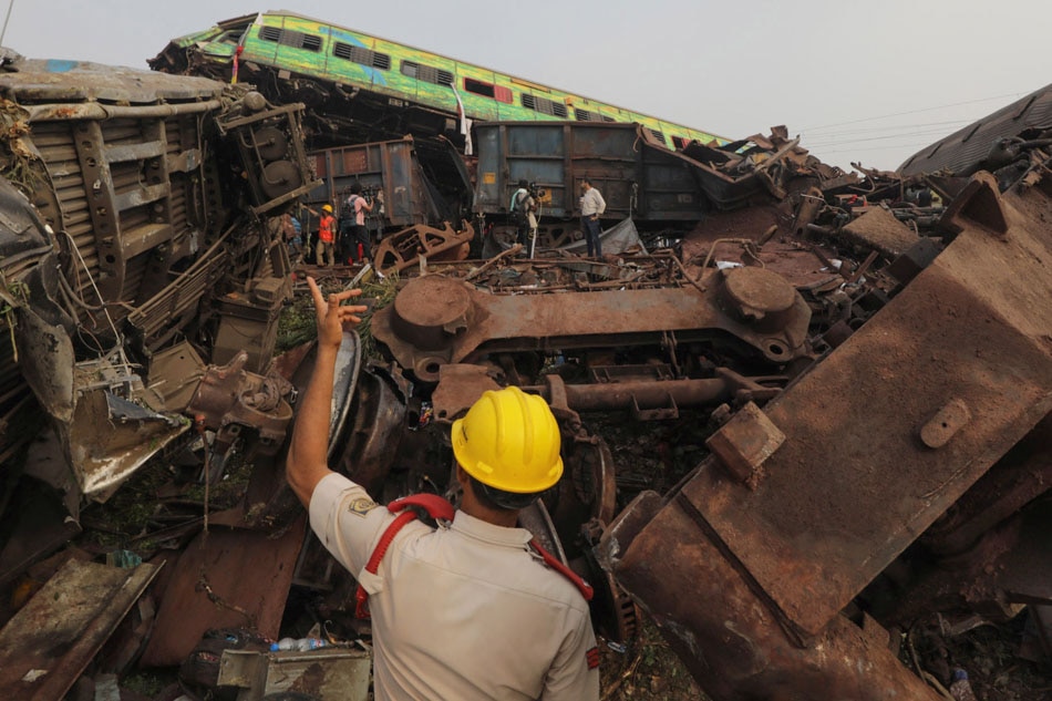Search and rescue after India train mishap