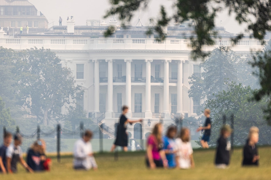 Smoke from Canadian wildfires casts a haze in front of the White House in Washington, DC, USA, 07 June 2023. DC issued a code red air quality alert as a result of the smoke, which is affecting large portions of the northeastern United States. EPA-EFE/JIM LO SCALZO