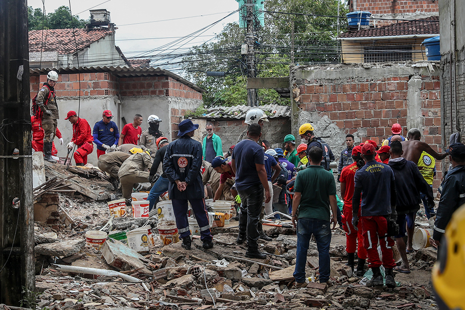 Rescuers search for survivors under the rubble of a collapsed building in Paulista, in the metropolitan region of Recife, capital of the state of Pernambuco, Brazil, July 7 2023. 📷: Carlos Ezequiel Vannoni/EPA-EFE
