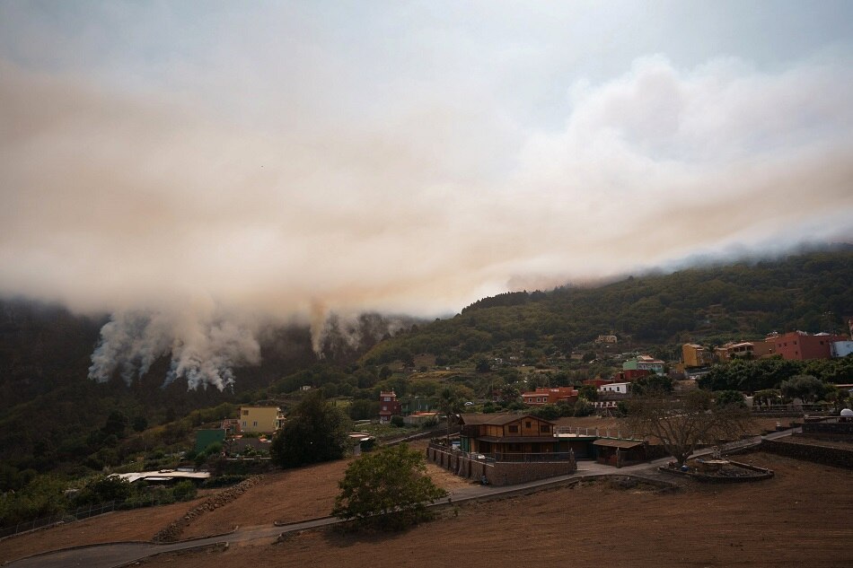 Firefighters make gains against Tenerife wildfire | ABS-CBN News