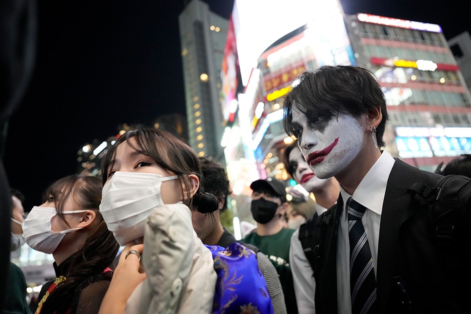 Ilan sa mga taong nakasuot ng costume sa pagdiriwang ng Halloween sa Shibuya entertainment district sa Tokyo, Japan, 31 October 2022. EPA-EFE/FRANCK ROBICHON