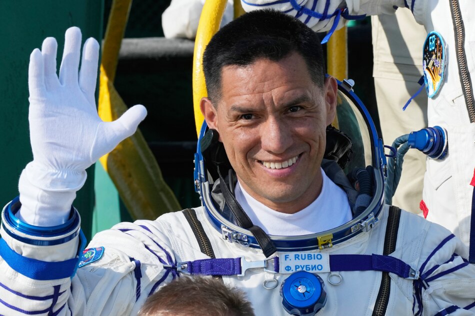 us-astronaut-gets-used-to-earth-after-371-days-in-space-abs-cbn-news