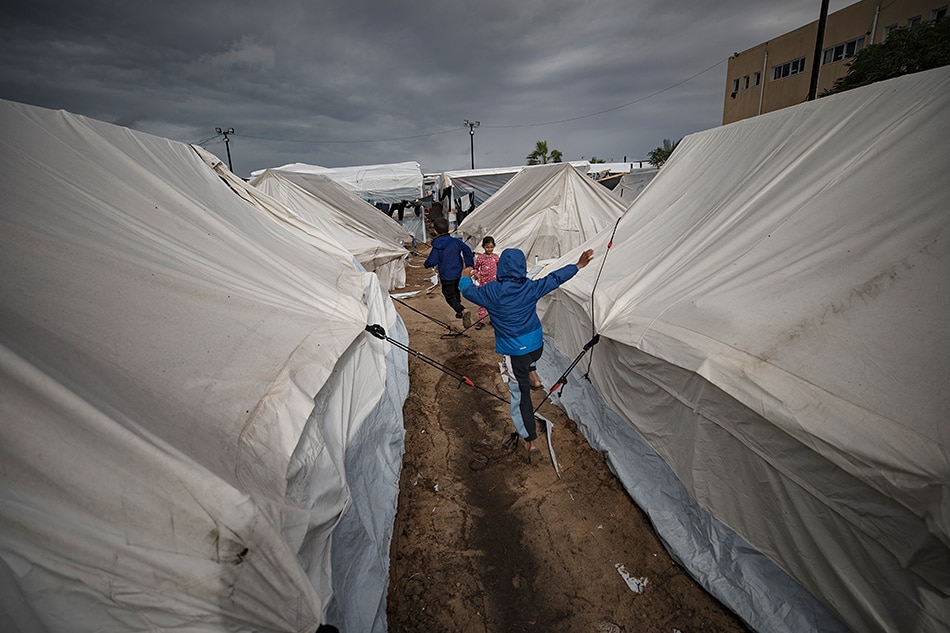 Displaced Palestinians in a temporary camp provided by the United Nations Development Program for displaced Palestinians who lost their homes in Israeli raids, in Khan Yunis, November 19, 2023. Haitham Imad, EPA-EFE.