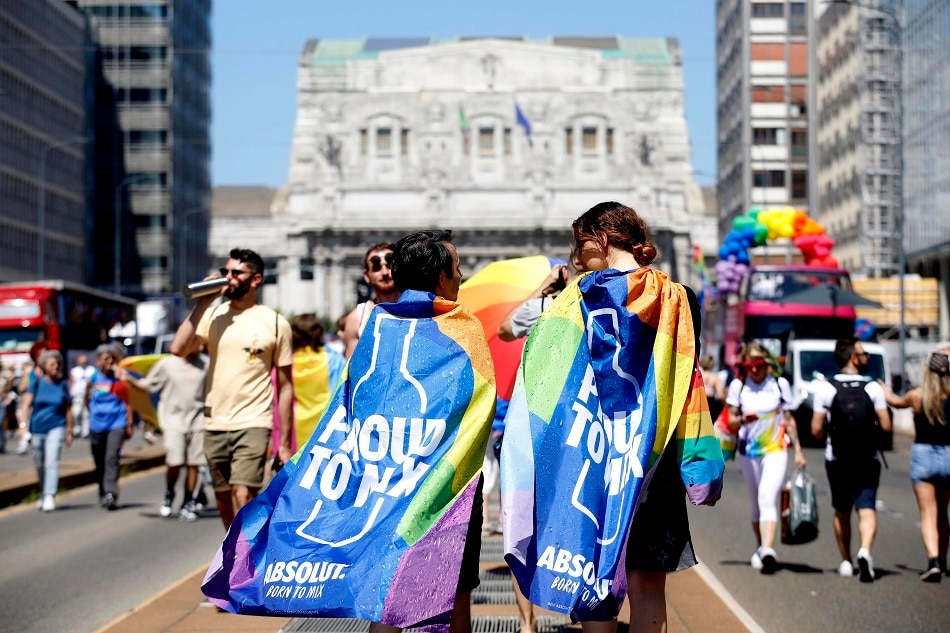 Dumalo ang mga tao sa Pride March para magpakita ng suporta sa mga miyembro ng LGBT community, sa Milan, Italy, Hunyo 24, 2023. Mourad Balti Touati, EPA-EFE/File.