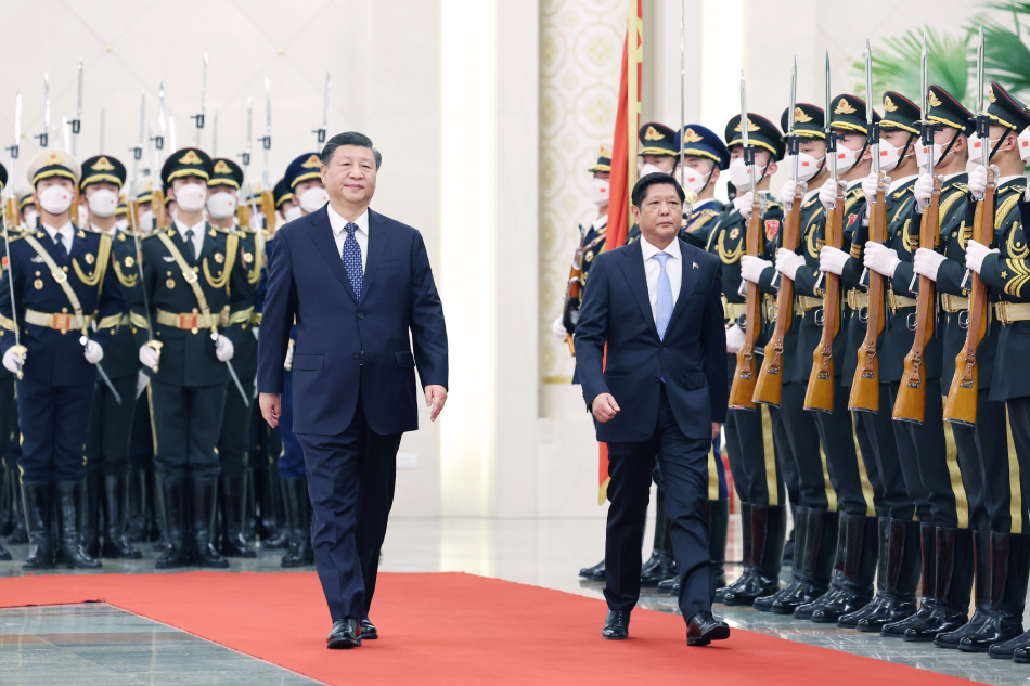 Chinese President Xi Jinping (L) and Philippine President Ferdinand 