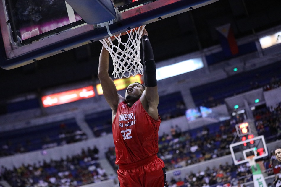 Barangay Ginebra import Justin Brownlee dunks against Rain or Shine in the 2023 PBA Governors' Cup. PBA Images.
