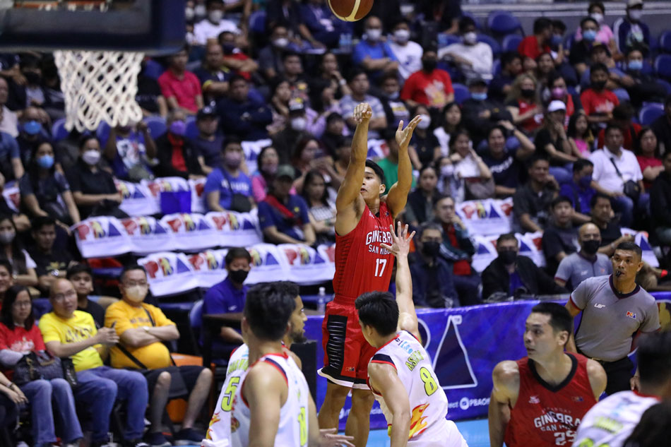 Nards Pinto in action for Barangay Ginebra against Rain or Shine. PBA Images.