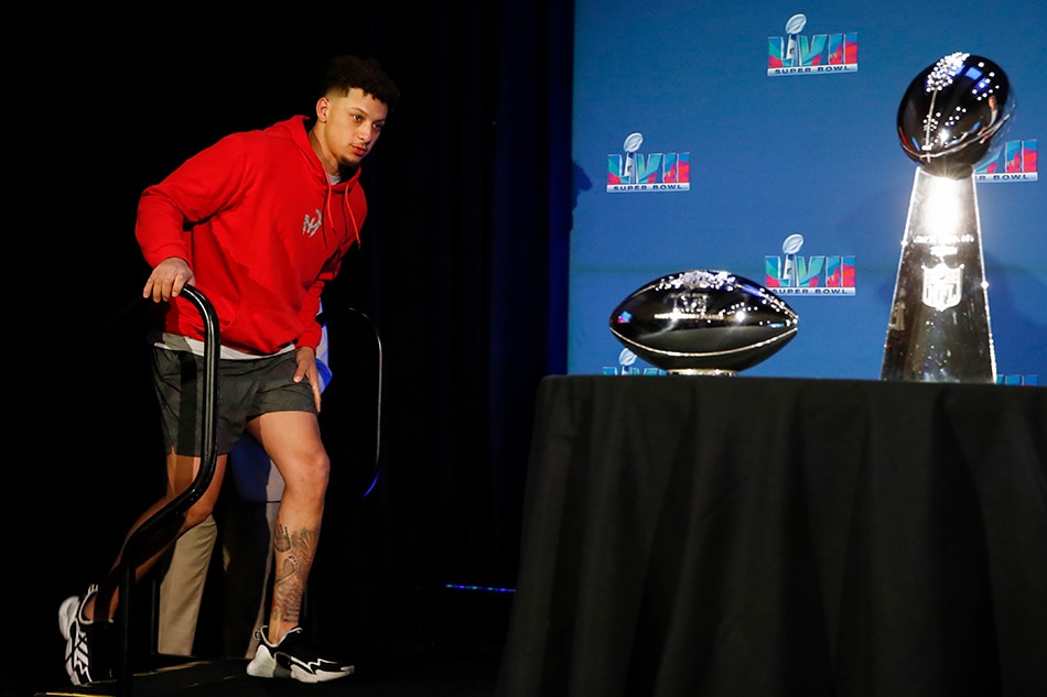 Chiefs QB Patrick Mahomes limps off field in Super Bowl LVII