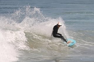 Australian surfs for more than 30 hours, smashes world record