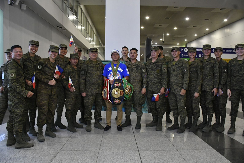 Philippine Army soldier athletes accorded a warm welcome to Pfc. Charly Suarez upon his arrival on March 20, five days after defeating Australian boxer Paul Fleming in a super featherweight bout in Sydney. Photo courtesy of the Special Service Center, Installation Management Command, Philippine Army.