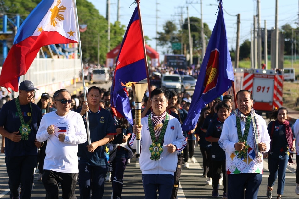 Philippine Olympic Committee President Rep. Abraham “Bambol” Tolentino (second from left) leads the Torch Relay with (from left) chef de mission Chito Loyzaga, Cambodia Ambassador to the Philippines Phan Peuv and Tourism Minister Hor Sarun.