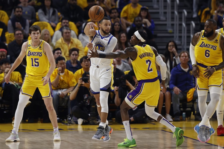 NBA: Warriors survive against Lakers