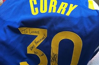 Lakers' Walker receives signed Curry jersey after playoff series