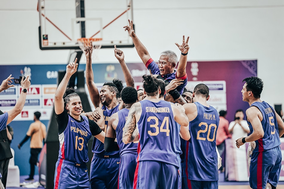 The members of Gilas Pilipinas celebrate after winning the men's basketball finals at the 32nd Southeast Asian Games in Phnom Penh, Cambodia. Ariya Kurniawan.