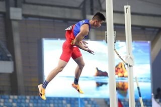 How Obiena overcame bad conditions to set pole vault record