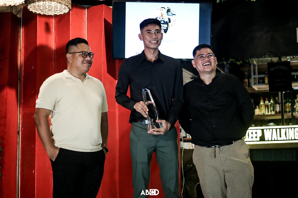 Rhenz Abando receives his trophy as the Collegiate Press Corps Basketball Player of the Year for 2021-22. CPC/Handout.