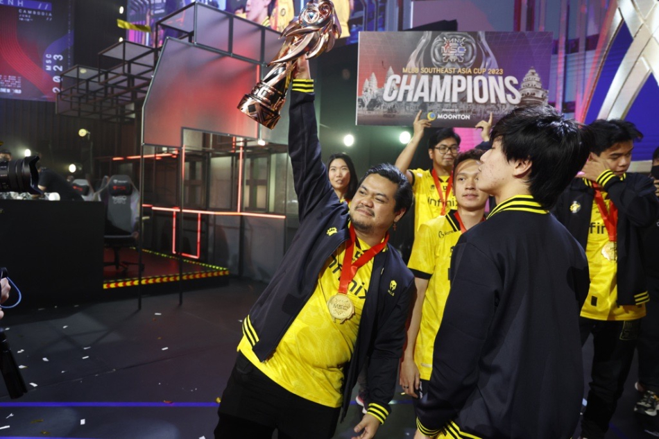 Pinoys Coach Yeb, Kairi and the rest of Onic Esports pose for pictures after bagging the MSC 2023 trophy in Phnom Penh, Cambodia. Onic Esports snapped the Philippines’ four-year streak in major international Mobile Legends: Bang Bang tournaments after securing the MSC 2023 title over Blacklist International. Courtesy: Moonton Games