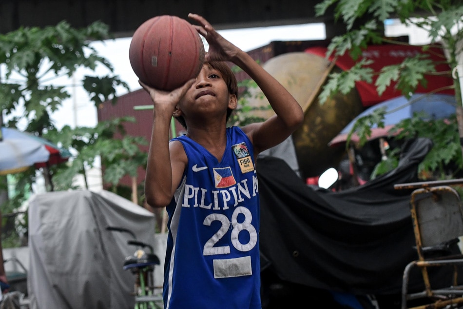 IN PHOTOS: As FIBA World Cup opens, Pinoys show love for basketball 26