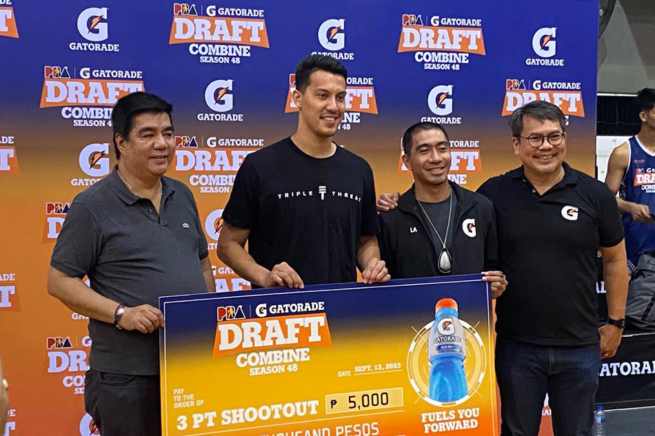 Kenneth Tuffin poses with PBA Commissioner Willie Marcial and Barangay Ginebra