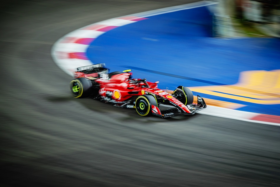 Sainz larga na pole do GP da Singapura e Verstappen fica fora do