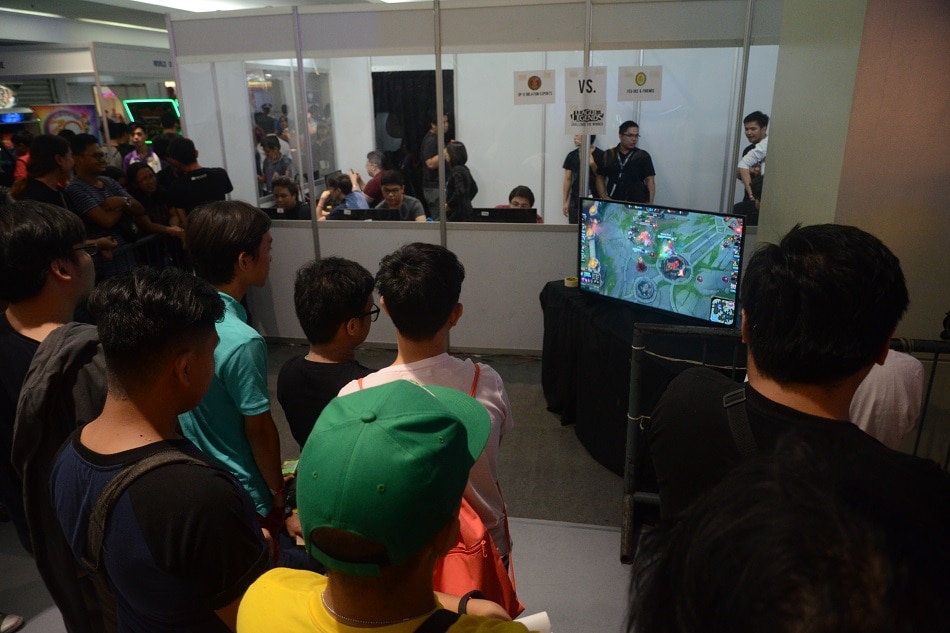Spectators watch a live game of League of Legends. Mark Demayo, ABS-CBN News