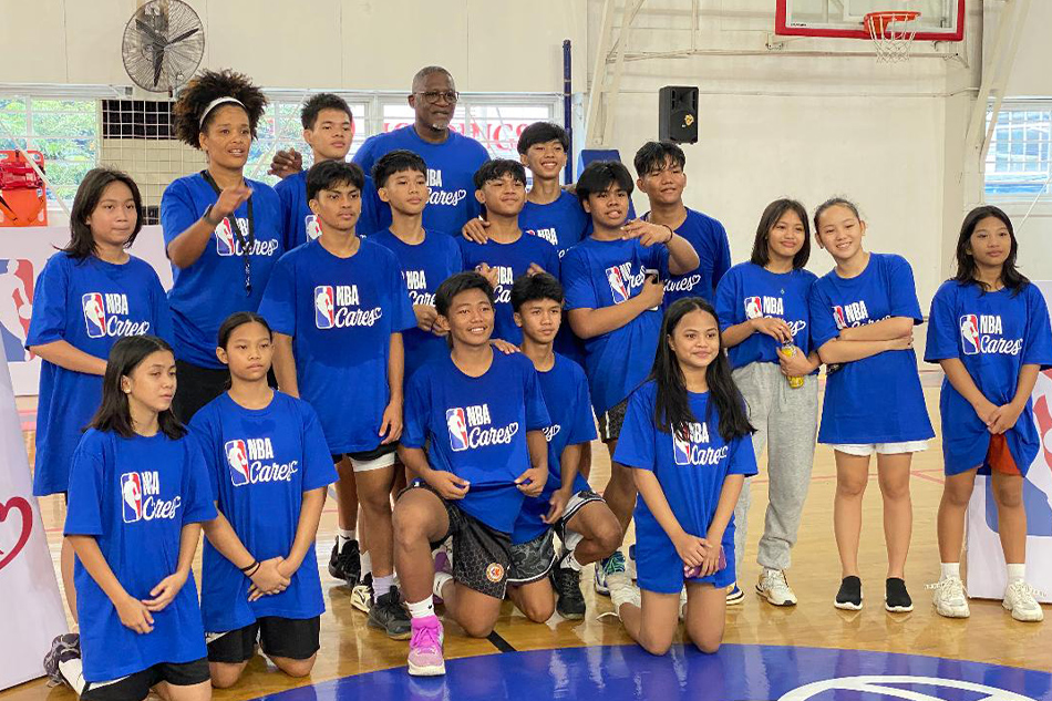 Dominique Wilkins pose with his students following their basketball clinic. Dennis Gasgonia, ABS-CBN News