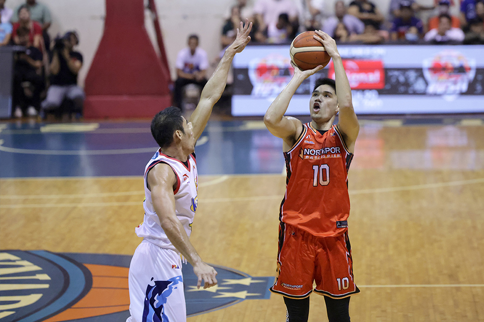 Arvin Tolentino in action for NorthPort against Rain or Shine. PBA Images.