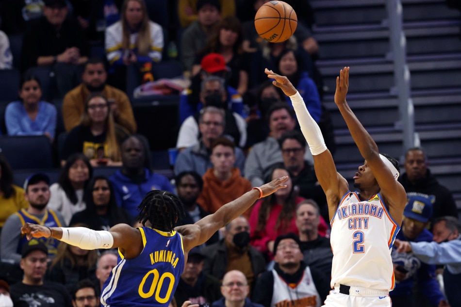 Oklahoma City Thunder guard Shai Gilgeous-Alexander (R) shoots a two point basket as Golden State Warriors forward Jonathan Kuminga (L) defends during the first quarter of the NBA game at Chase Center in San Francisco, California, USA, February 6, 2023. John G. Mabanglo, EPA-EFE/File