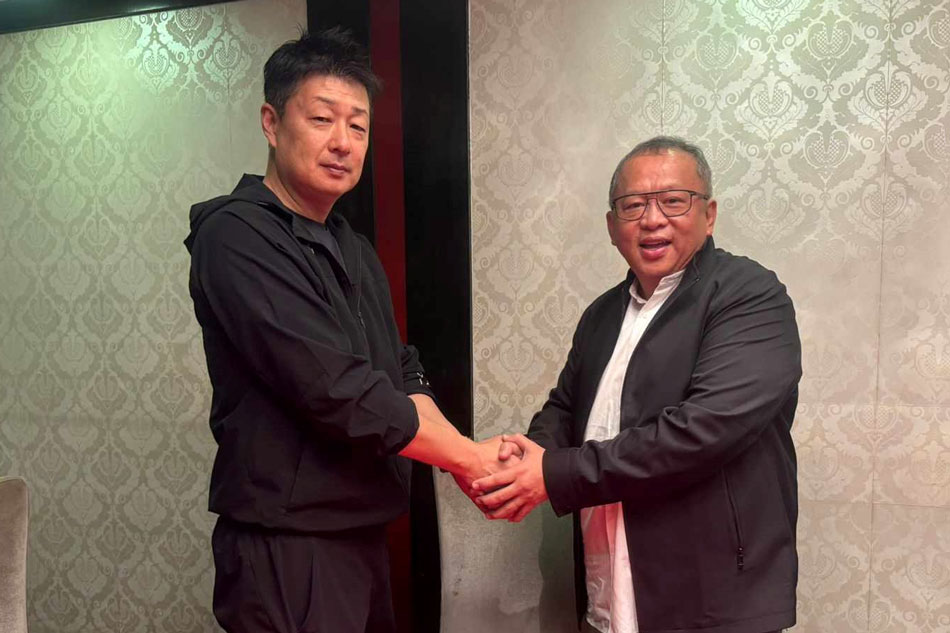 Coach Hideo Suzuki and Farm Fresh team owner Frank Lao. Handout/Strong Group.