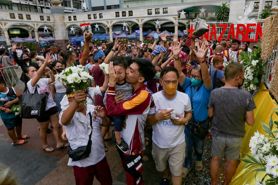 Pagbabasbas sa mga replica ng imahe ng Itim na Nazareno sa Quiapo Church sa Maynila noong Disyembre 27, 2022. George Calvelo, ABS-CBN News/File]