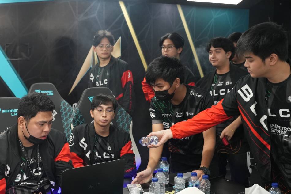 Blacklist International share a huddle during their M4 World Championships bout against RRQ Hoshi in Jakarta Indonesia. Courtesy: Moonton Games. 