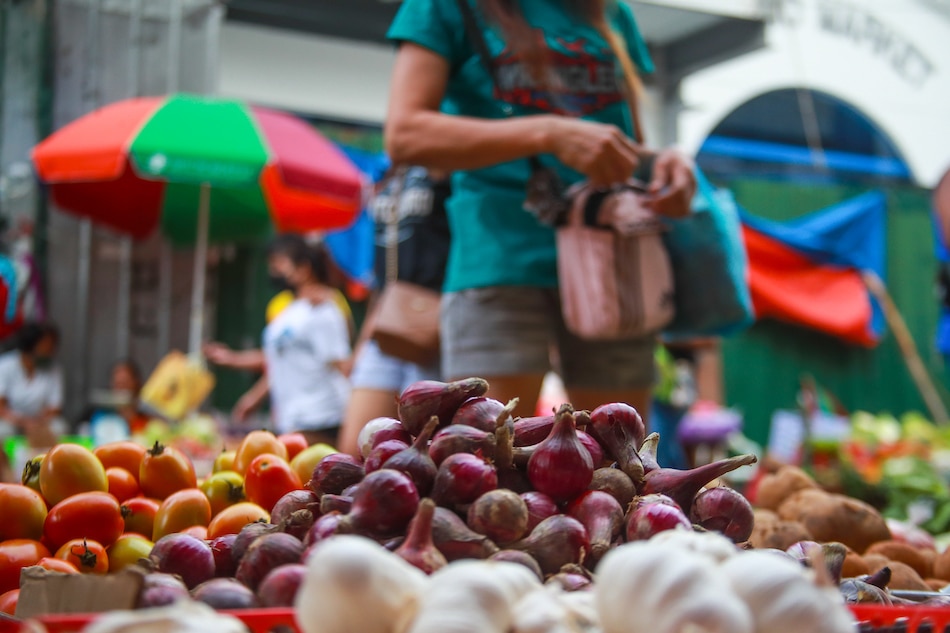 Pulang sibuyas sa Paco Market, Maynila, Disyembre 28, 2022. Jonathan Cellona, ABS-CBN News/File
