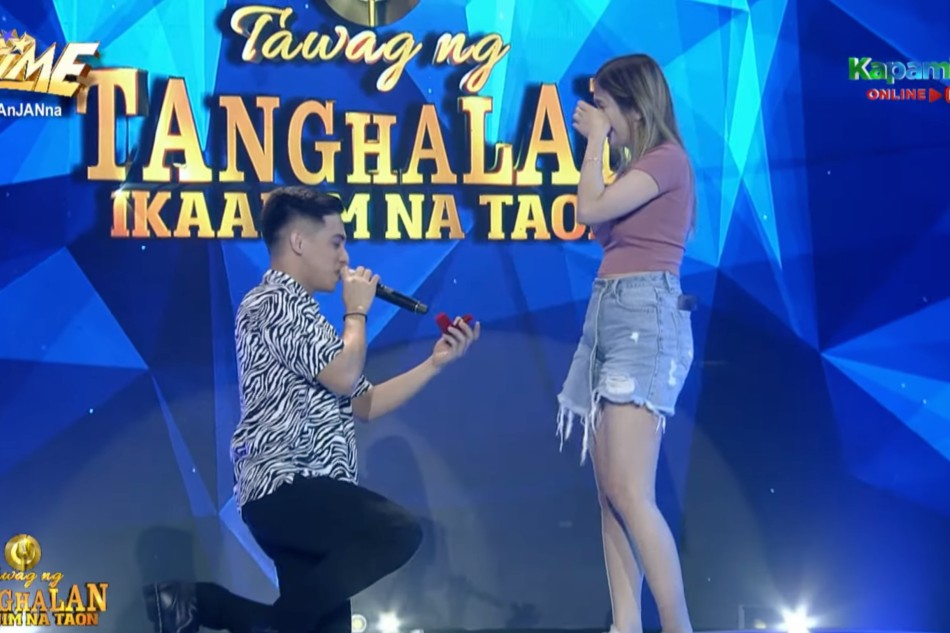 Tawag ng Tanghalan contender Ralph Angelo Merced proposes to his girlfriend during the live episode of ‘It’s Showtime’ on Monday. ABS-CBN