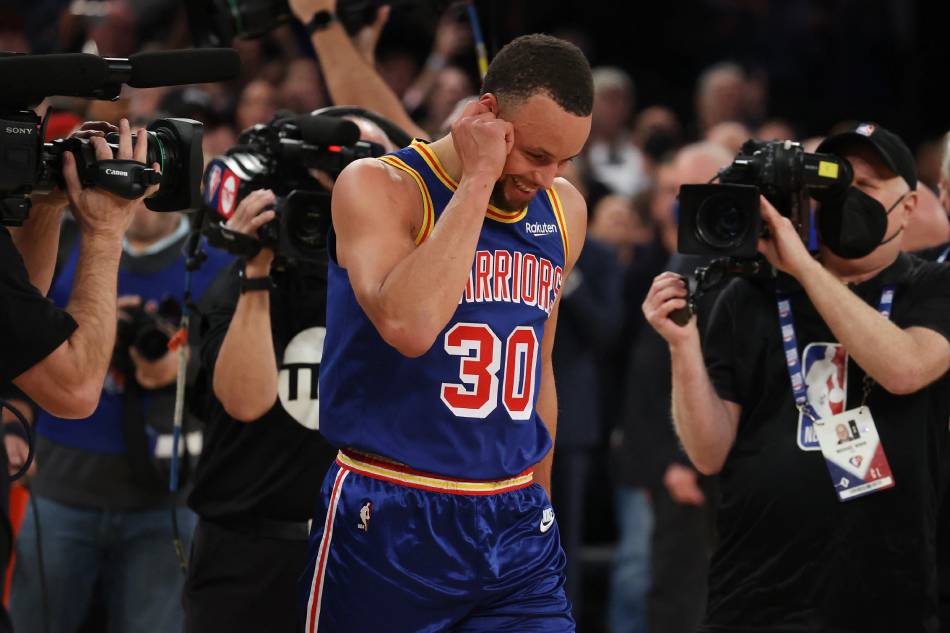 Stephen Curry #30 of the Golden State Warriors celebrates after making a three point basket to break Ray Allen’s record for the most all-time against the New York Knicks during their game at Madison Square Garden on December 14, 2021 in New York City. Al Bello, Getty Images/AFP