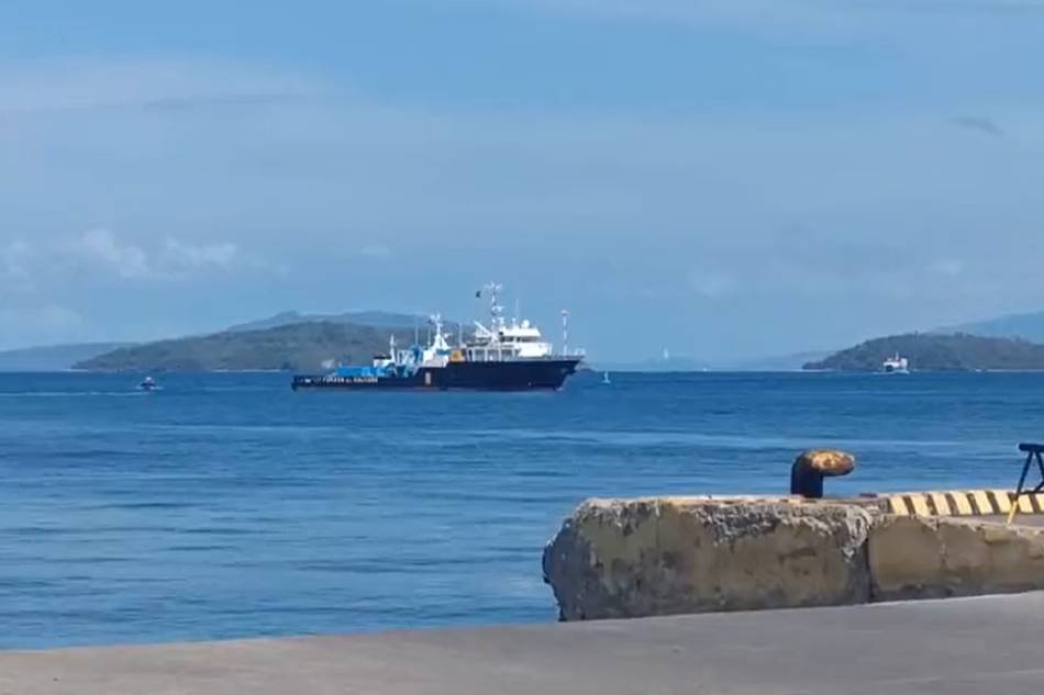Dumating sa Oriental Mindoro nitong Marso 20, 2023 ang remotely operated vehicle na gagamitin para matukoy ang eksaktong lokasyon ng barkong sanhi ng oil spill sa probinsiya. Screenshot mula sa video ni Dennis Datu, ABS-CBN News