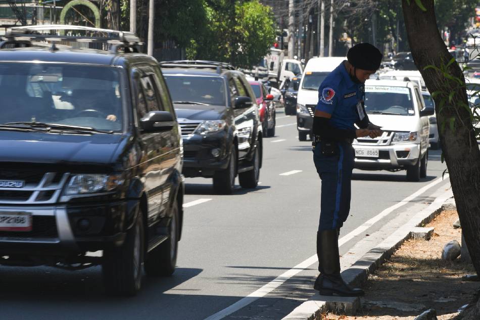 MMDA officers manage traffic under the searing heat along Quezon Ave in Quezon City on April 25, 2019. Mark Demayo, ABS-CBN News/File