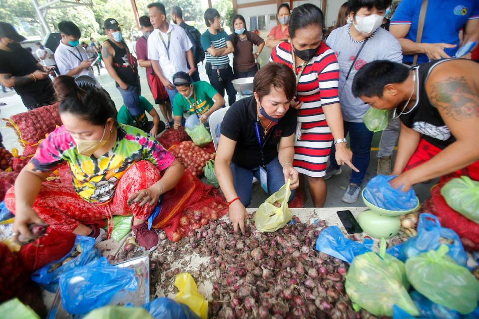 Residents of San Andres in Malate, Manila line up to purchase red and white onions from Nueva Ecija for only P170 per kilo at the Kadiwa Center at the Bureau of Plant Industry on January 6, 2023. ABS-CBN News