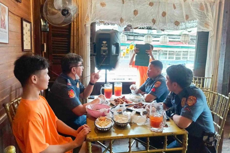Netizens poke fun at a restaurant's photo of its staff members and customers. Tagpuan sa Pandacan